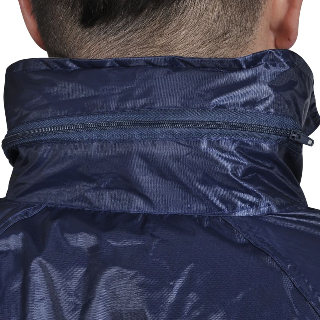 Detail van de capuchon geïntegreerd in de kraag van het vidaXL regenpak in marineblauw.