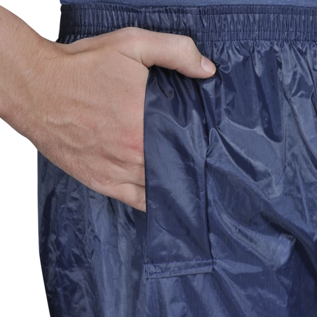 Close-up van de marineblauwe broek met hand in de zak van het vidaXL regenpak.