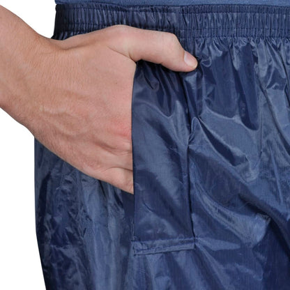 Detail van het marineblauwe vidaXL regenpak met hand in de zak.