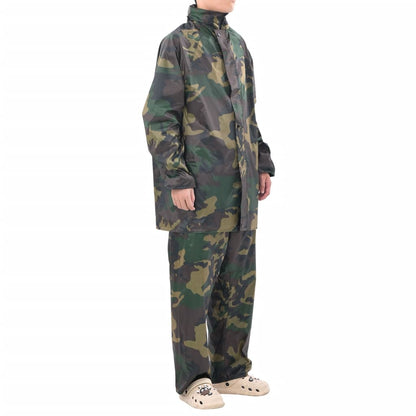 Regenpak vidaXL in camouflage, lichtgewicht en waterdicht, gedragen door een man.