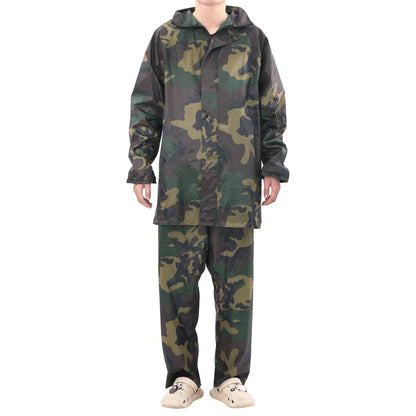 Camouflage vidaXL regenpak met capuchon, vooraanzicht van het model in maat L.