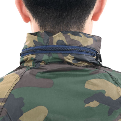 Detail van de camouflage capuchon met rits van het vidaXL regenpak.