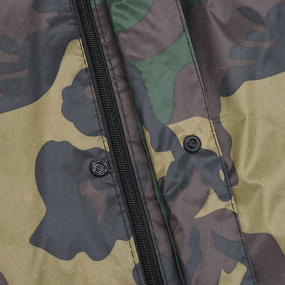 Detail van het camouflagepatroon en de sluiting van het vidaXL regenpak.