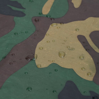 Detail van het camouflagepatroon met waterdruppels op het vidaXL regenpak.