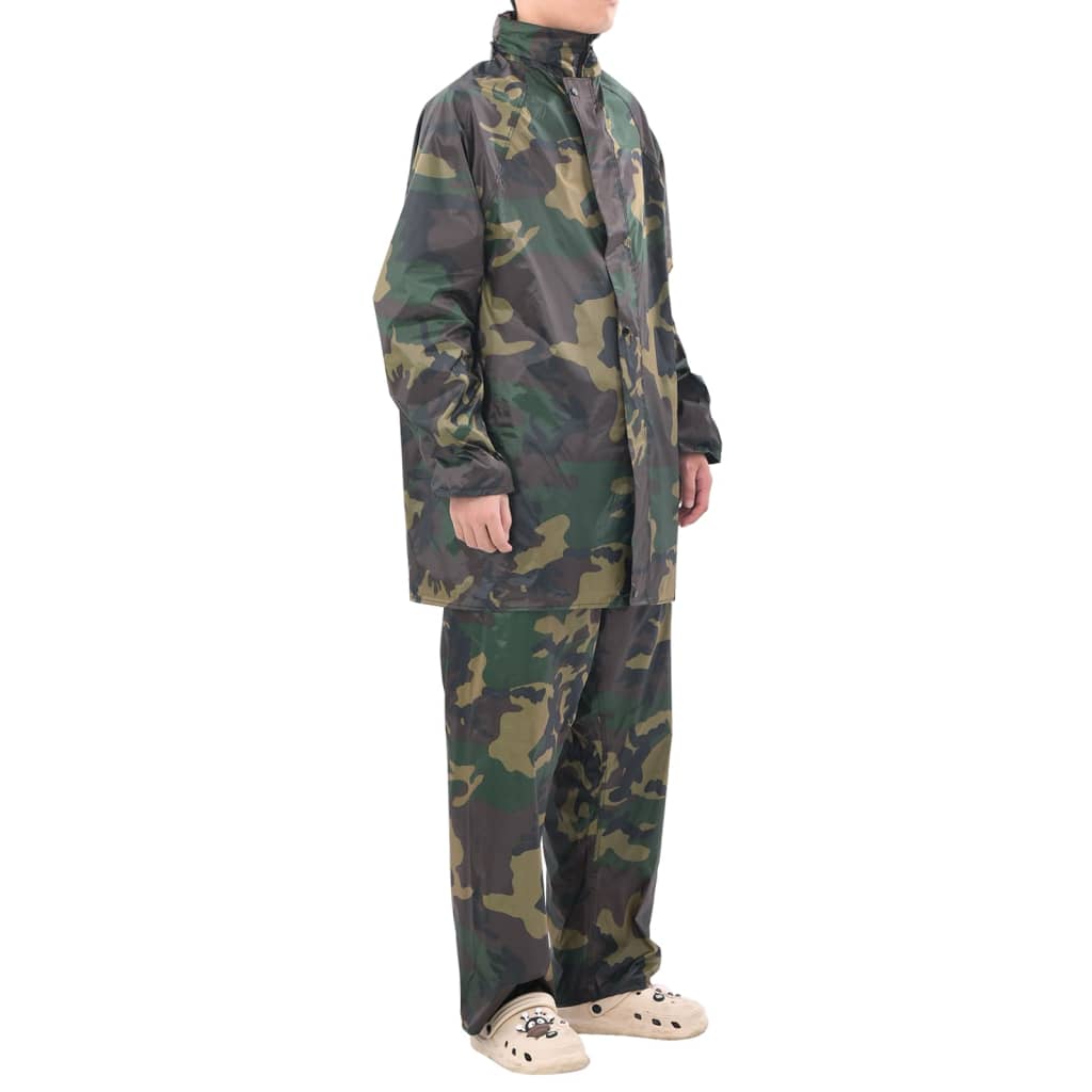 vidaXL 2-delig camouflage regenpak met capuchon, gedragen door man in zijaanzicht.