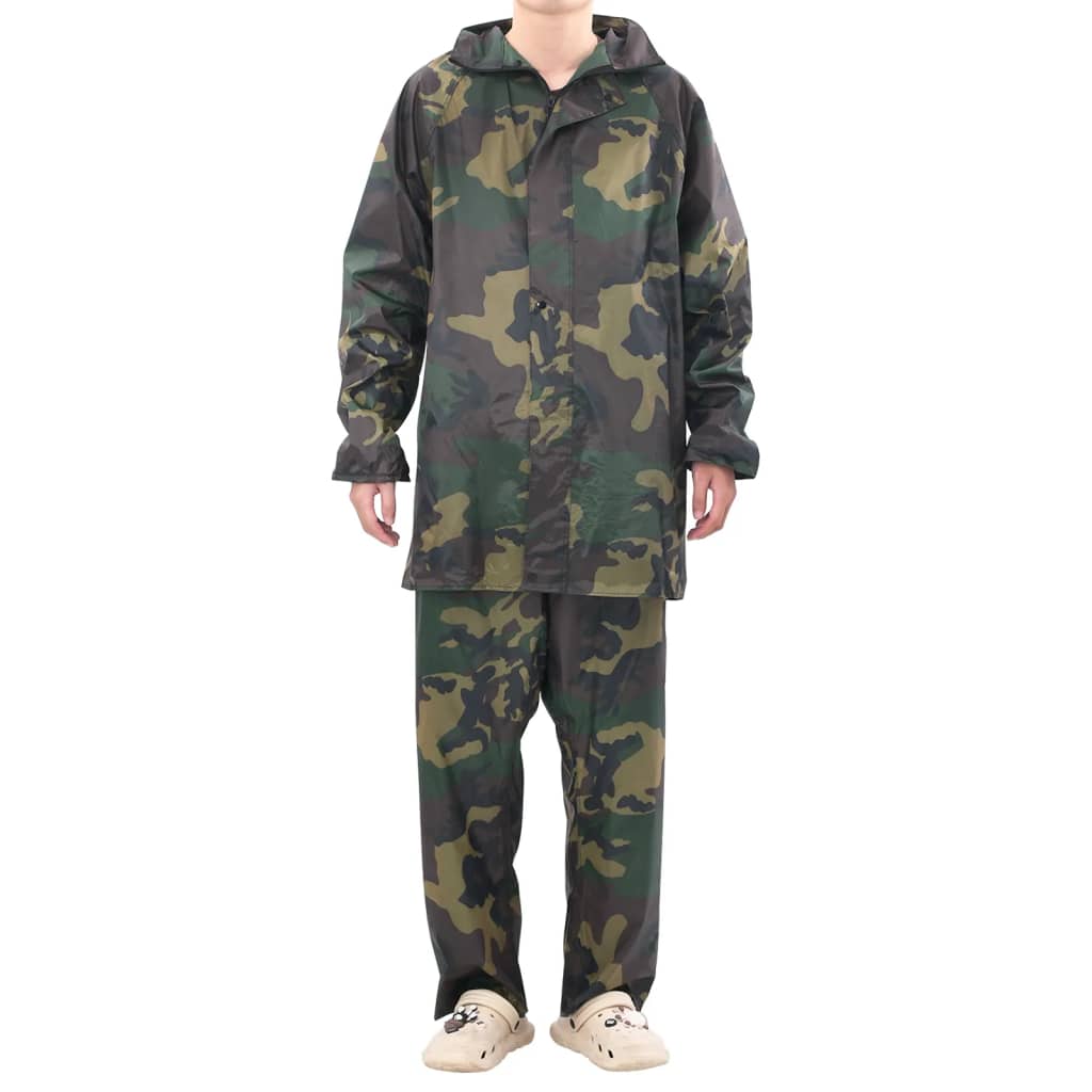Camouflage regenpak van vidaXL, twee-delig met capuchon, gedragen door man.