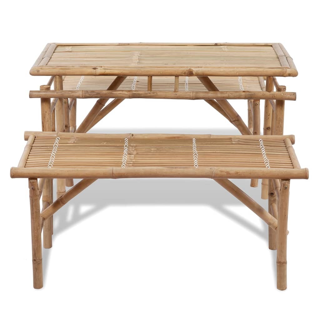 Detail van de bamboe biertafel van vidaXL met twee bankjes, zijaanzicht.