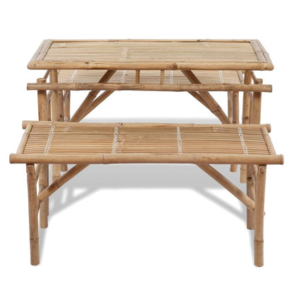 Detail van de bamboe biertafel van vidaXL met twee bankjes, zijaanzicht.
