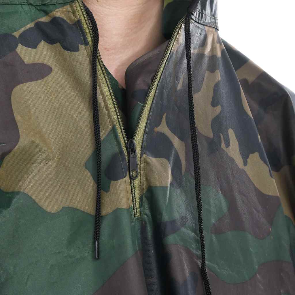 Detail van de vidaXL regenponcho met camouflageprint en capuchon met trekkoord.