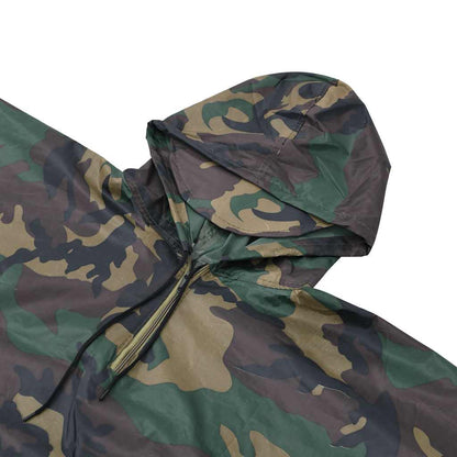 Detail van de vidaXL regenponcho in camouflage met capuchon en trekkoord.
