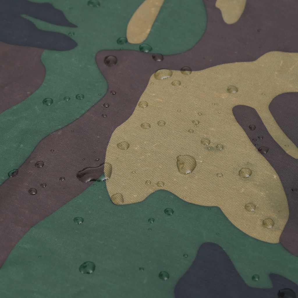 Detail van de waterdichte camouflageprint van de vidaXL regenponcho met waterdruppels.