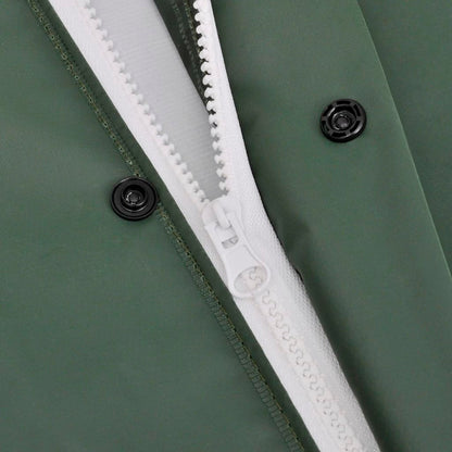 Detail van de rits en knopen van de groene vidaXL lange regenjas.