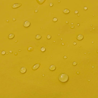 Detail van waterdruppels op het gele vidaXL regenpak, dat waterbestendig is.