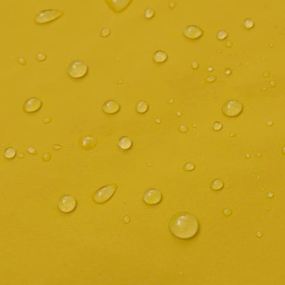 Detail van het waterdichte gele materiaal met regendruppels van het vidaXL regenpak.