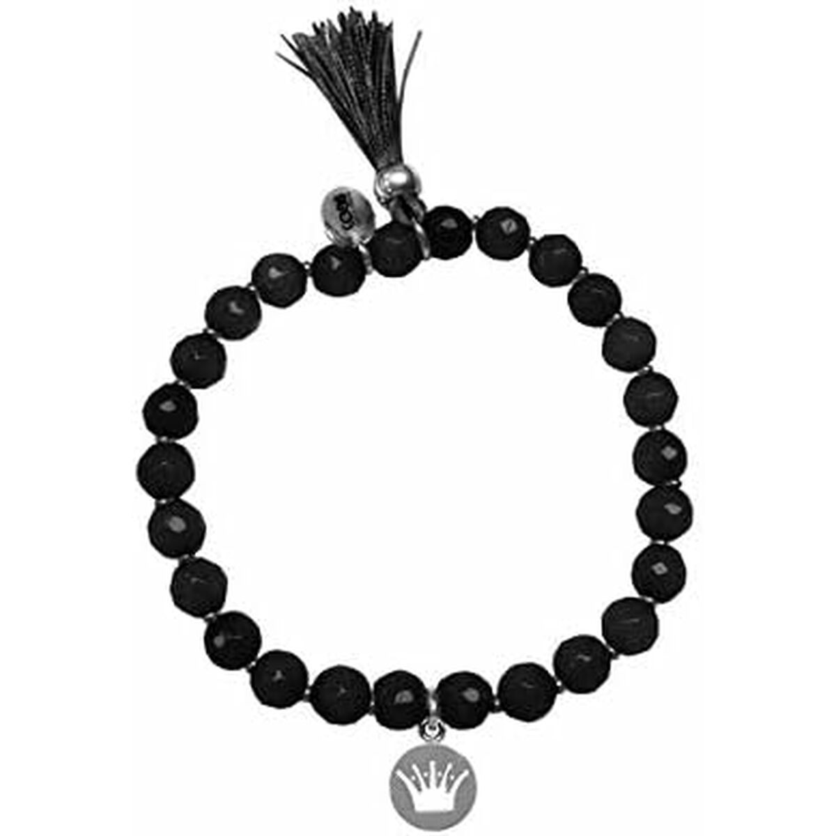 Detail van de zwarte CO88 Collection armband met een elegante hanger en franjes.