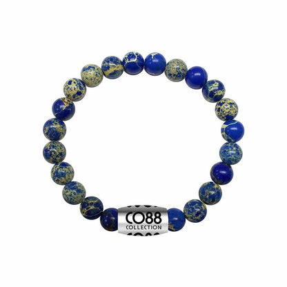 Detail van de CO88 Collection damesarmband in blauw met elegante kralen en merklogo.