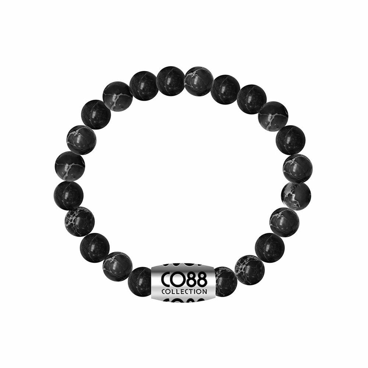 Detail van de CO88 Collection armband met zwarte marmerachtige kralen en merklogo.