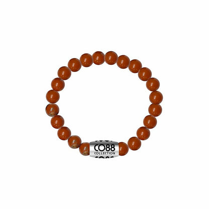 Detail van de CO88 Collection armband met oranje kralen en merkclip.