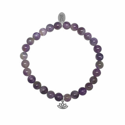 Detail van de CO88 Collection armband met paarse edelstenen en een lotusbedel.