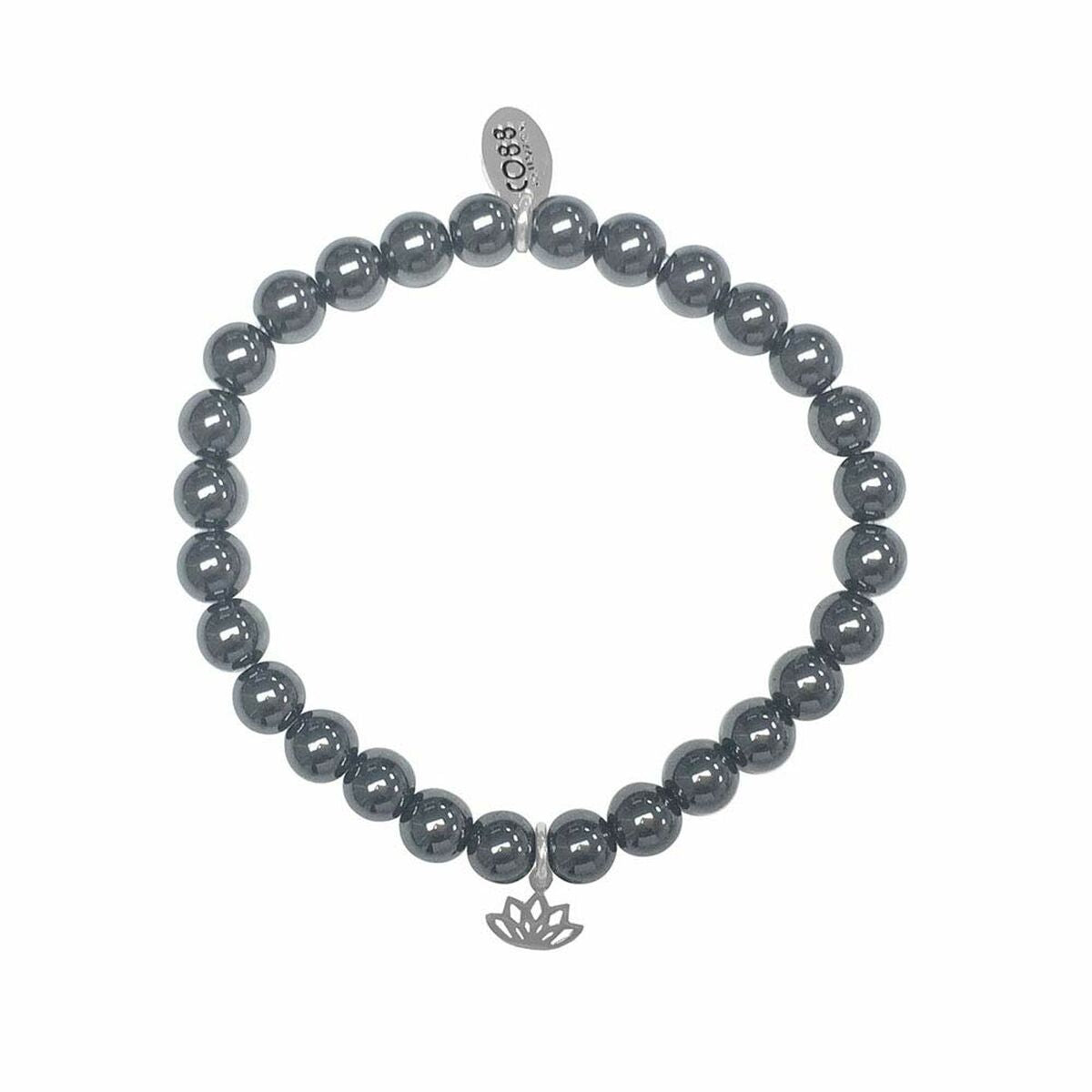 Detail van de CO88 Collection armband met glanzende zwarte kralen en een zilveren lotusbedel.