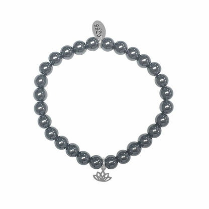 Detail van de CO88 Collection armband met glanzende zwarte kralen en een zilveren lotusbedel.