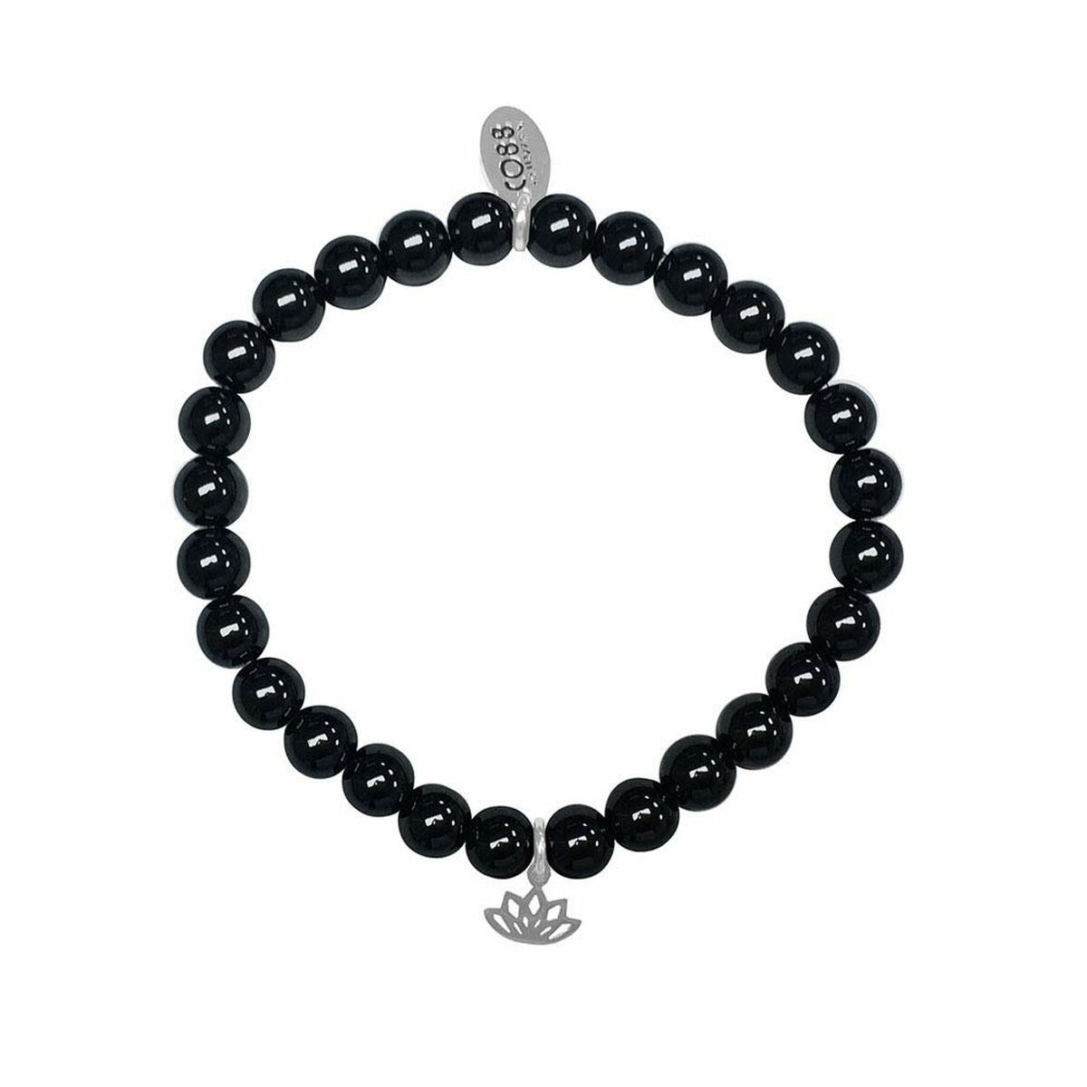 Detail van de zwarte CO88 Collection armband met elegante lotusbedel.