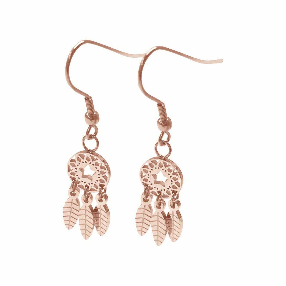 Detail van de CO88 Collection oorbellen in roze goud met dromenvanger en veren.