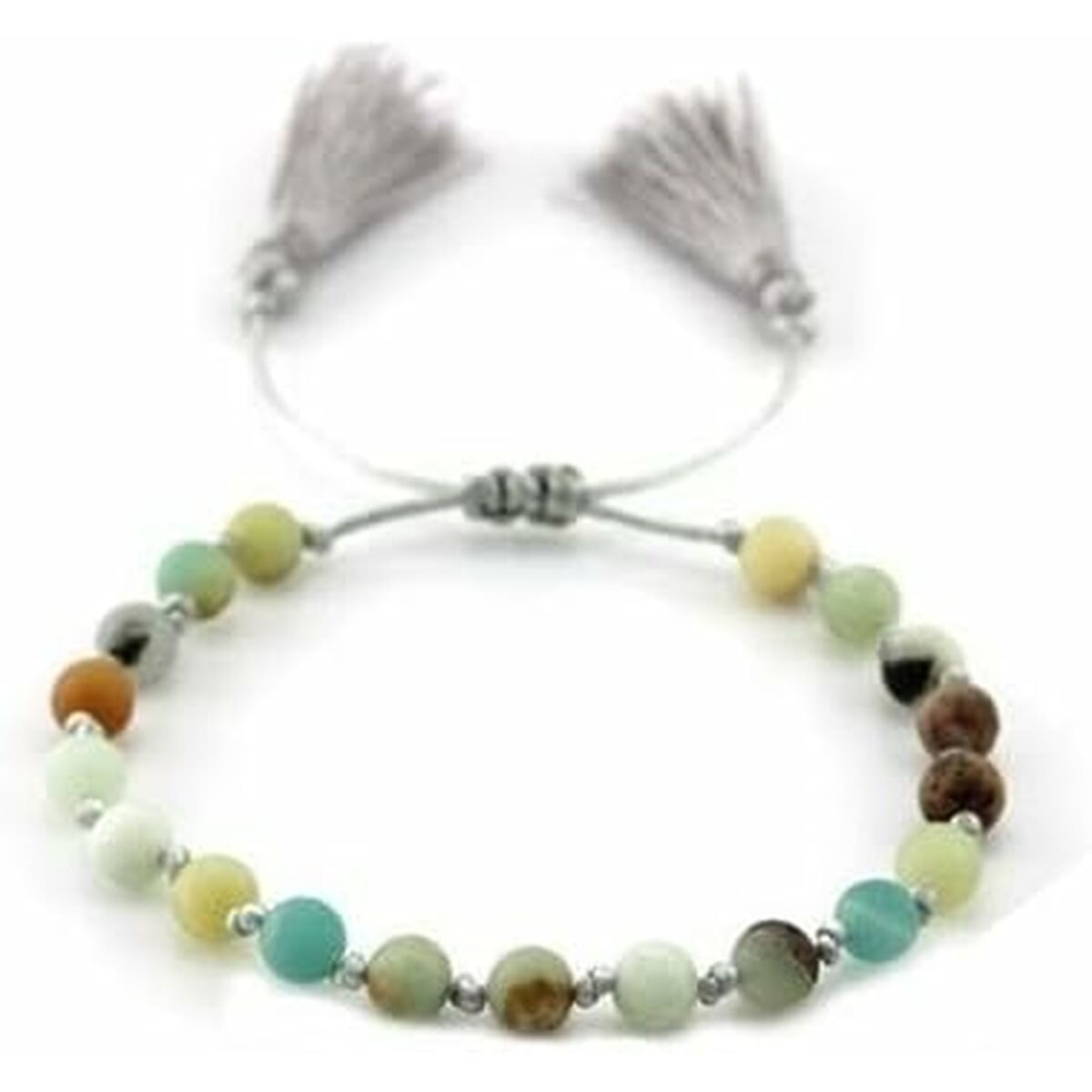 Detail van de groene CO88 Collection armband met diverse edelstenen en kwastjes.