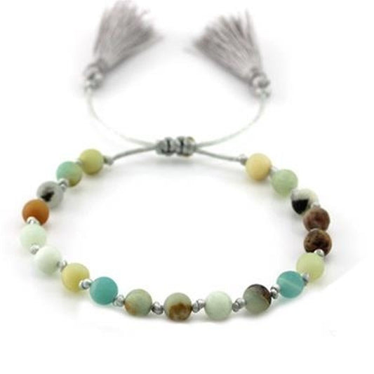Groene CO88 Collection armband met elegante kralen en kwastjes aan de uiteinden.