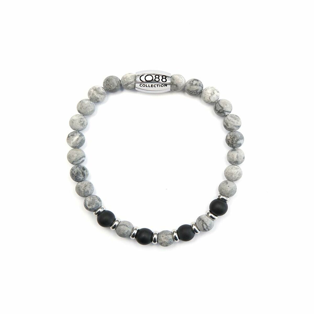 Detail van de zilverkleurige CO88 Collection armband met grijze en zwarte kralen.