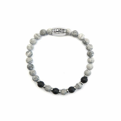 Detail van de zilverkleurige CO88 Collection armband met grijze en zwarte kralen.