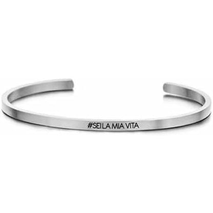 Detail van de zilverkleurige CO88 Collection armband met inscriptie aan de voorkant.