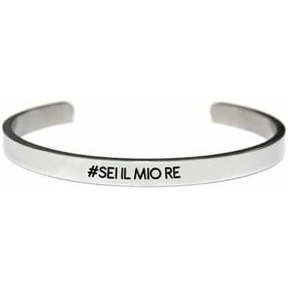 Zijaanzicht van de zilverkleurige CO88 Collection armband met tekstprint.