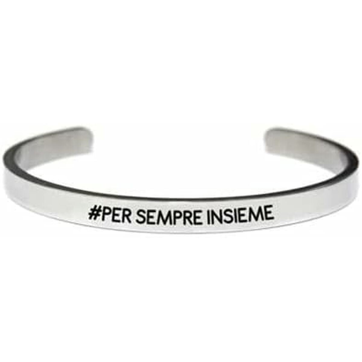 Detail van de zilverkleurige CO88 Collection armband met de tekst "#PER SEMPRE INSIEME".