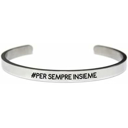 Detail van de zilverkleurige CO88 Collection armband met de tekst "#PER SEMPRE INSIEME".