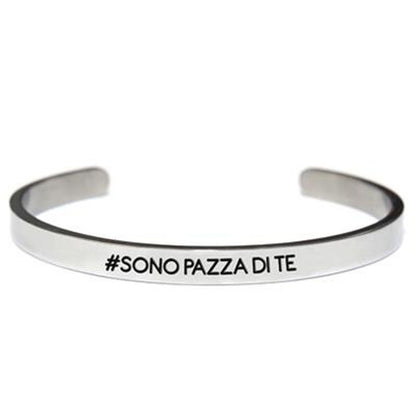 Zilverkleurige CO88 Collection armband met elegante uitstraling en tekst #SONO PAZZA DI TE.