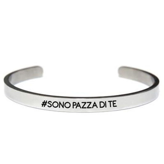 Zilverkleurige CO88 Collection armband met elegante uitstraling en tekst #SONO PAZZA DI TE.