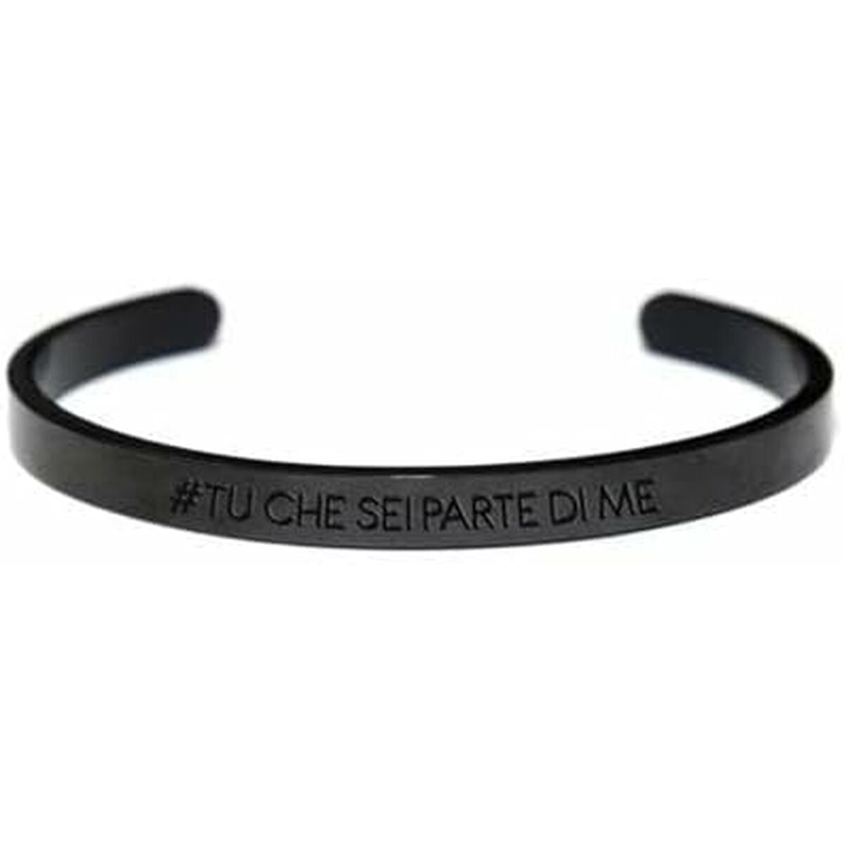 Detail van de zwarte CO88 Collection armband met elegante gravure aan de voorkant.