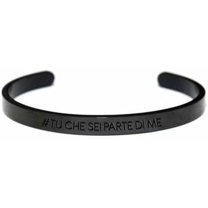 Detail van de zwarte CO88 Collection armband met elegante gravure aan de voorkant.