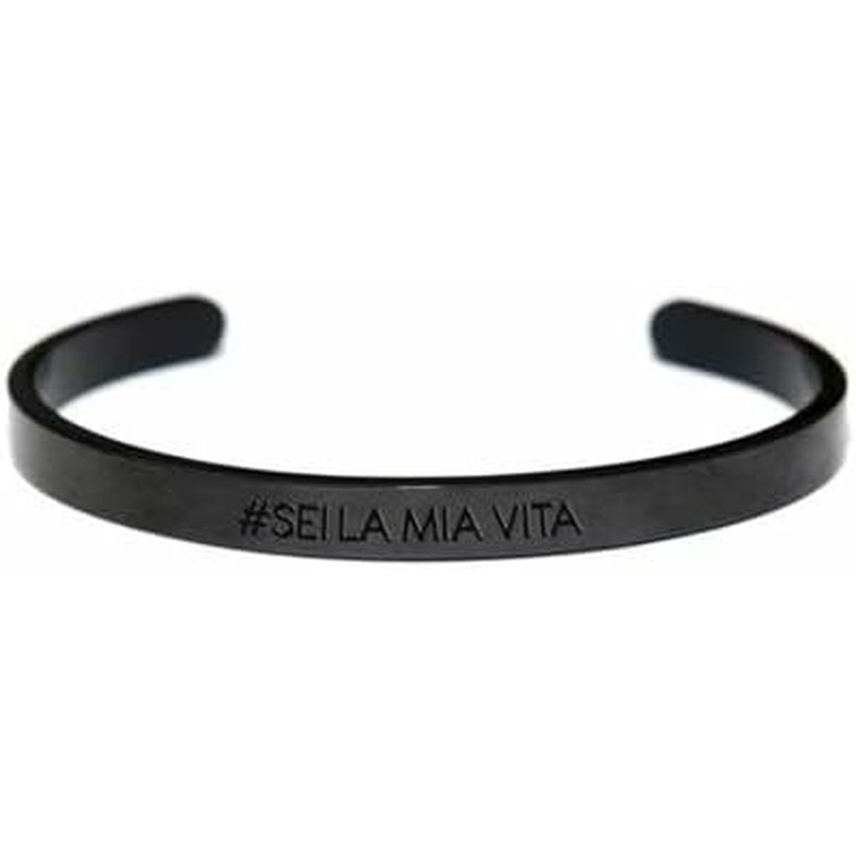 Detail van de zwarte CO88 Collection armband met gegraveerde tekst aan de bovenkant.