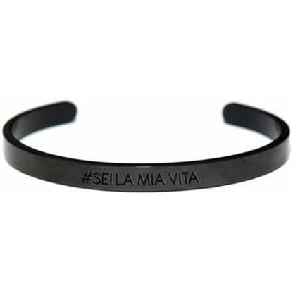Detail van de zwarte CO88 Collection armband met gegraveerde tekst aan de bovenkant.