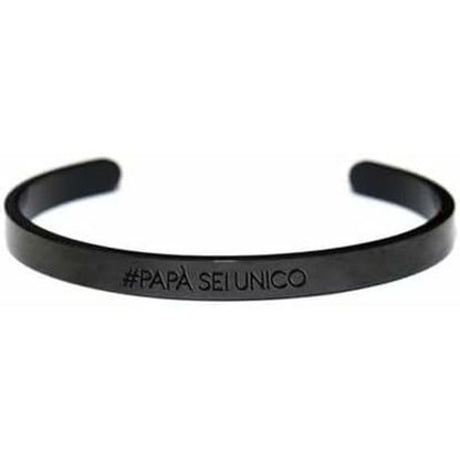 Detail van de zwarte CO88 Collection armband met de tekst "#PAPA SEI UNICO".
