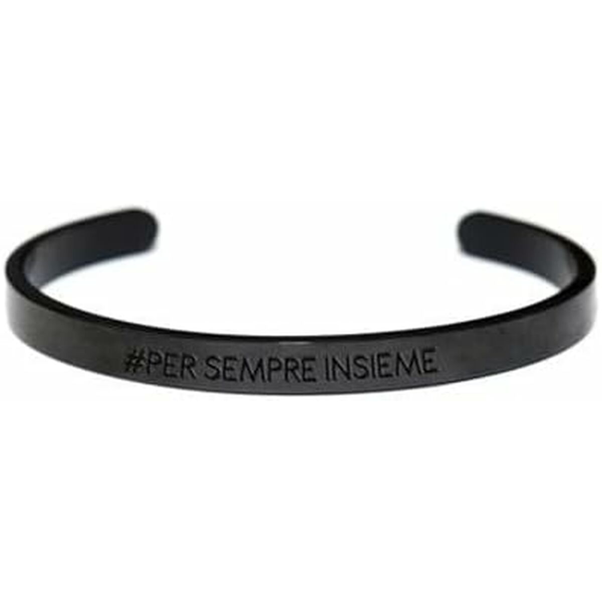 Detail van de zwarte CO88 Collection armband met gegraveerde tekst aan de voorkant.