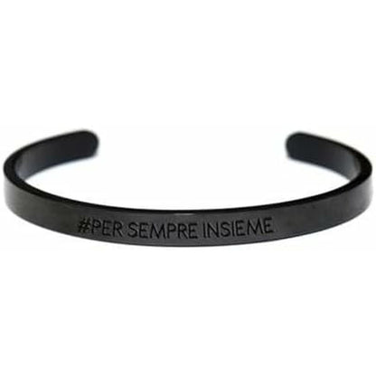 Detail van de zwarte CO88 Collection armband met gegraveerde tekst aan de voorkant.