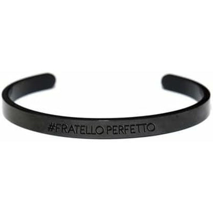 Zijaanzicht van de zwarte CO88 Collection armband met gegraveerde tekst.