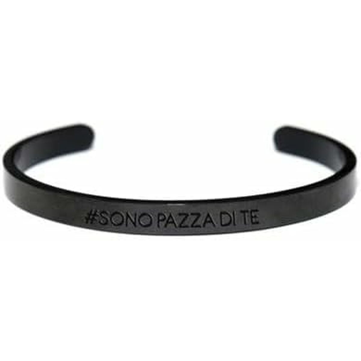 Detail van de zwarte CO88 Collection armband met elegante gravure aan de voorkant.