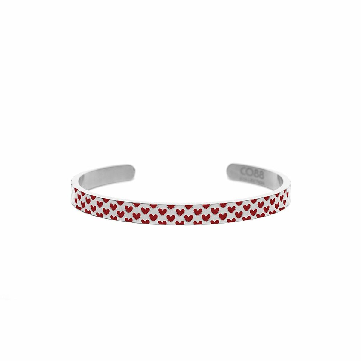 Detail van de CO88 Collection armband met een trendy design in multicolor hartjespatroon.
