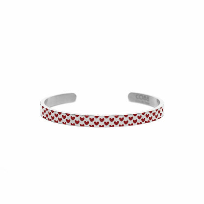 Detail van de CO88 Collection armband met een trendy design in multicolor hartjespatroon.
