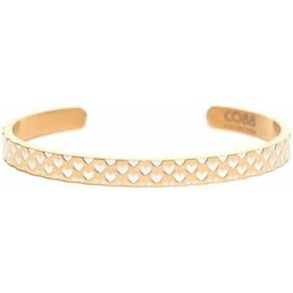 Detail van de CO88 Collection gouden armband met hartjespatroon aan de zijkant.