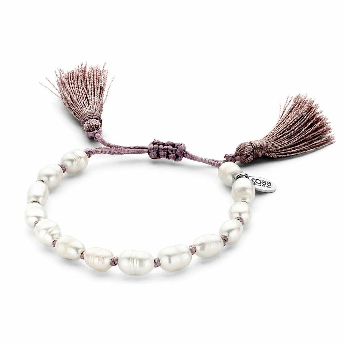Detail van de CO88 Collection armband met parelachtige kralen en stijlvolle franjes.